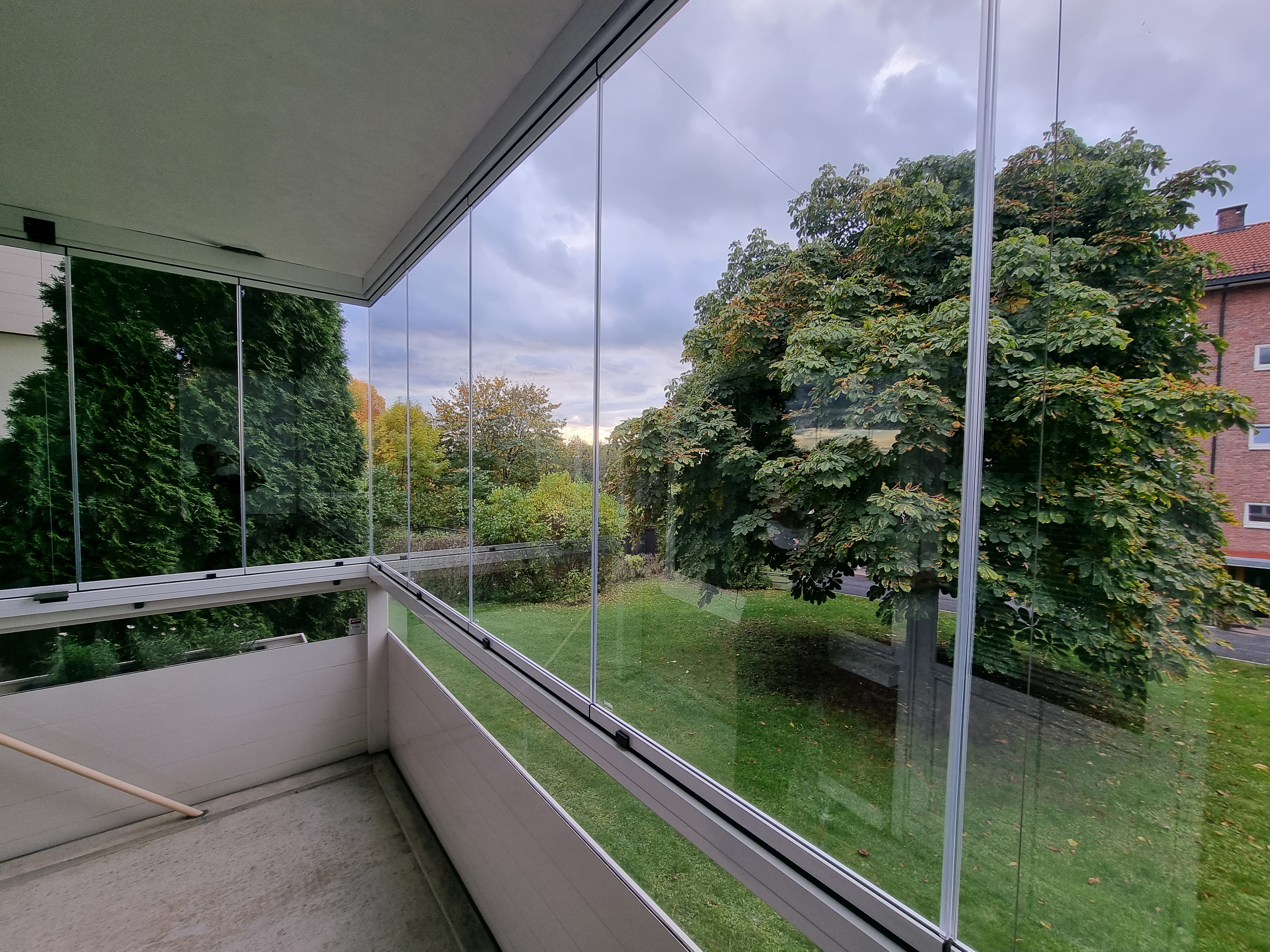 Wariant na balustradzie — zabudowa balkonu